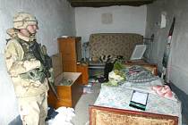 Americký voják stojí v ložnici chaty, ve které žil bývalý irácký diktátor Saddám Husajn předtím, než byl 13. prosince zajat ve svém nedalekém úkrytu v ad-Daúru u Tikrítu.