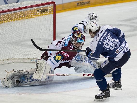 Sparta - Plzeň: Miroslav Indrák před Tomášem Pöpperlem