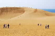 Písečné duny Tottori představují jedinou japonskou poušť. Pomalu je ale požírá okolní zeleň
