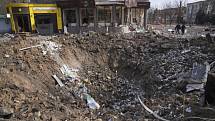 Kráter po dopadu bomby v Mariupolu