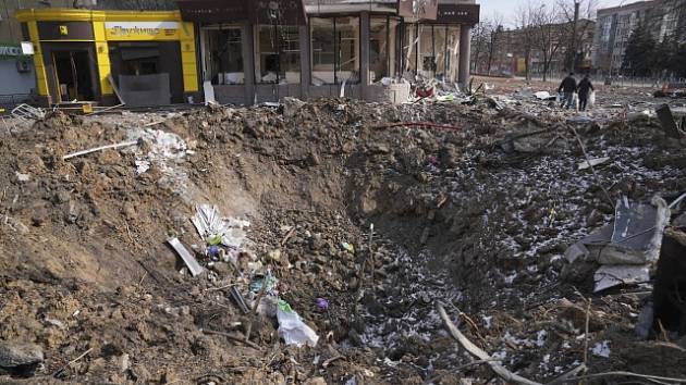 Kráter po dopadu bomby v Mariupolu.