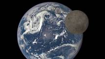 NASA ukázala unikátní záběry odvrácené strany Měsíce se Zemí.