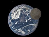 NASA ukázala unikátní záběry odvrácené strany Měsíce se Zemí.