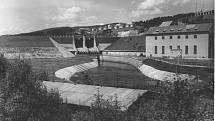 Vodní dílo a elektrárna Lipno po dokončení (polovina 60. let 20. století)