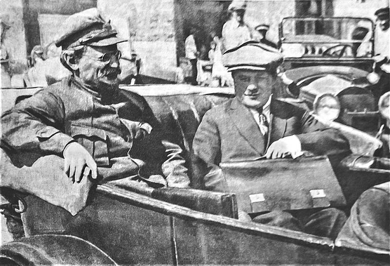 Lev Trockij s Leonidem Serebjakovem v květnu 1925 před sjezdem Sovětů