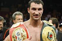 Vladimir Kličko získal ve sjednocujícím boji pásy organizací IBF a WBO.