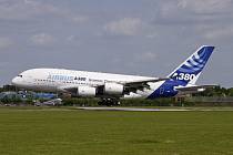 Airbus A380 v tradičních barvách společnosti Airbus