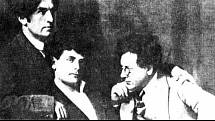 Jedna z obětí justiční vraždy Perec Markiš (uprostřed) s Mojšem Brodersonem (vlevo) a Alterem Kacyznem ve dvacátých letech 20. století