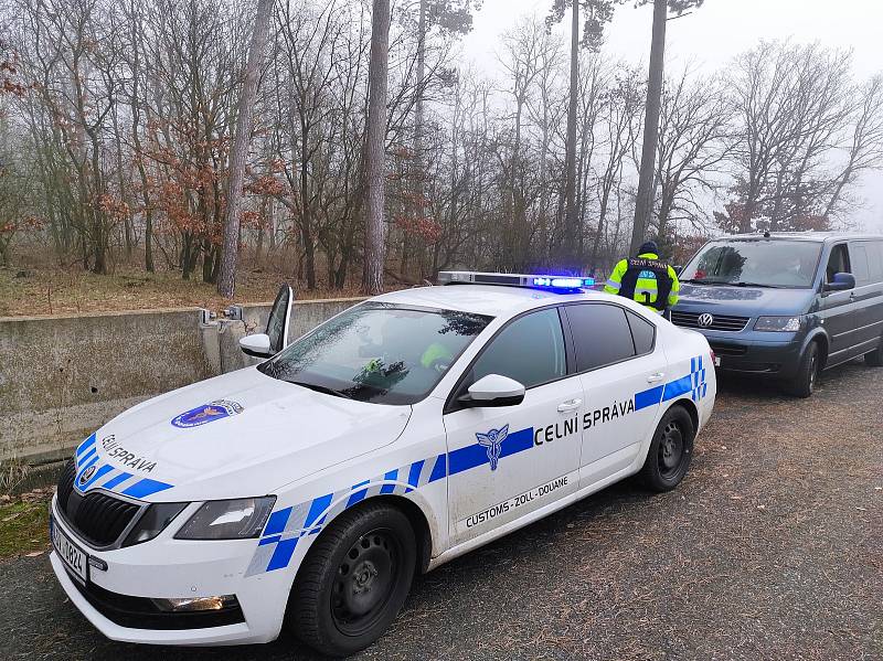 Policisté s celníky se na dálnici D10 zaměřili na dálniční známky.