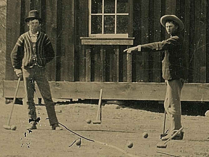 Billy Kid (vlevo) hraje kroket se členy svého gangu.