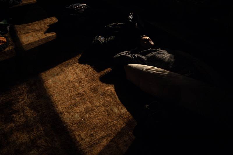 Zaměstnanci Gepard expressu a novináři se ukládají k spánku v mrazivém večeru v polském vlakovém depu, 4. března 2022 v Přemyšl (Polsko). Díky chybě se vlak ocitl na polské straně a zde čeká přes noc na válečné uprchlíky z Ukrajiny
