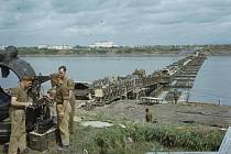 Britská osmá pěchotní armáda překračuje v dubnu 1945 řeku Pád. Řeka na svém dně dodnes ukrývá pozůstatky dávného válčení, což ukázal současný nález lodního vraku, který se v důsledku obrovského sucha znovu vynořil nad hladinu