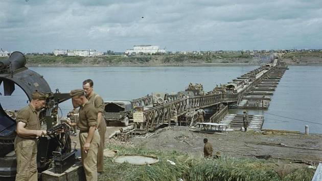 Britská osmá pěchotní armáda překračuje v dubnu 1945 řeku Pád. Řeka na svém dně dodnes ukrývá pozůstatky dávného válčení, což ukázal současný nález lodního vraku, který se v důsledku obrovského sucha znovu vynořil nad hladinu