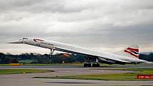 Concorde registrace G-BOAC při přistání na letišti v Manchesteru při jeho posledním letu. Dnes je zde vystavený ve vlastním hangáru