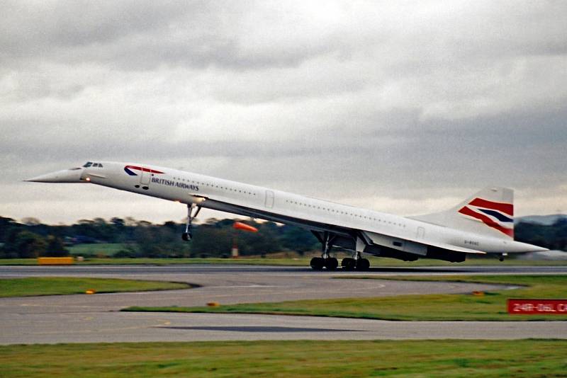Concorde registrace G-BOAC při přistání na letišti v Manchesteru při jeho posledním letu. Dnes je zde vystavený ve vlastním hangáru