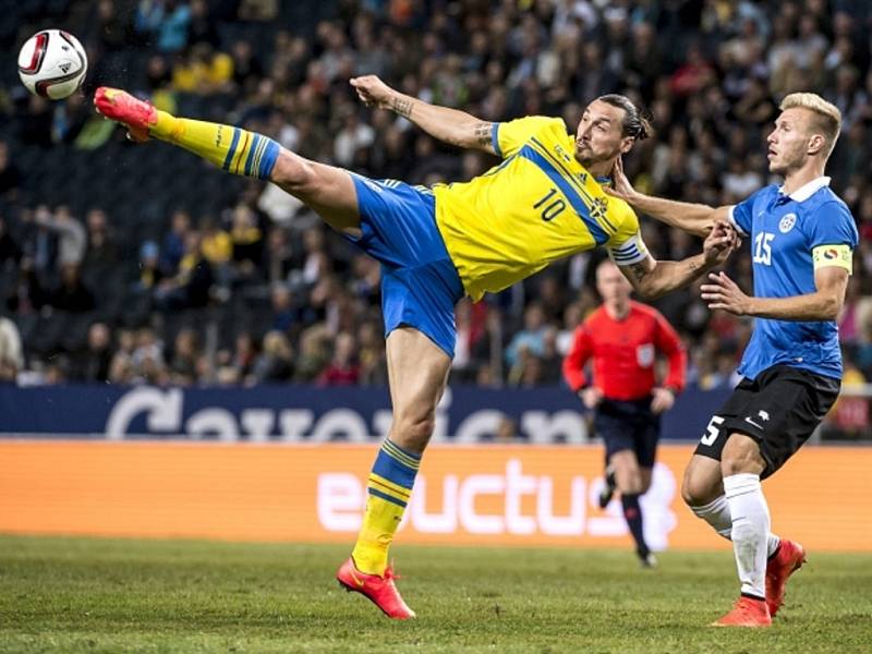 Zlatan Ibrahimovic (vlevo) sestřelil dvěma góly Estonsko a stal se nejlepším střelcem Švédska v historii. 