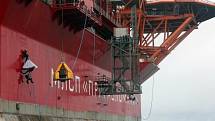 Členové Greenpeace obsadili ruskou ropnou plošinu