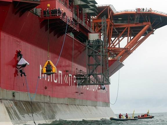 Členové Greenpeace obsadili ruskou ropnou plošinu