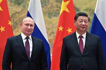 Čínský prezident Si Ťin-pching (vpravo) a jeho ruský protějšek Vladimir Putin před jednáním v Pekingu, 4. února 2022.