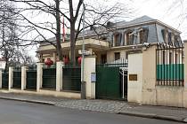 Čínská ambasáda v Pelléově ulici v Praze