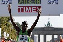 Keňský vytrvalec Patrick Makau překonal na maratonu v Berlíně světový rekord.