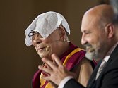 Tibetský dalajlama a Tomáš Halík (vpravo) během diskuse uspořádané 18. října na pražském Žofíně v rámci 20. ročníku konference Forum 2000.