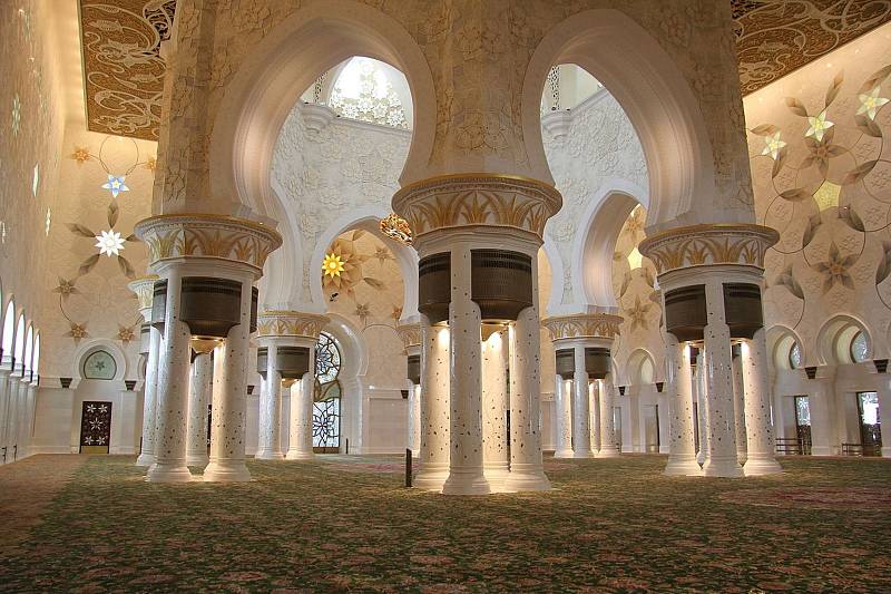 8. Velká mešita šejka Zayeda je jedním z divů arabského světa.