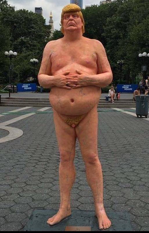 Socha nahého Donalda Trumpa vytvořená v srpnu 2016 před prezidentskými volbami.