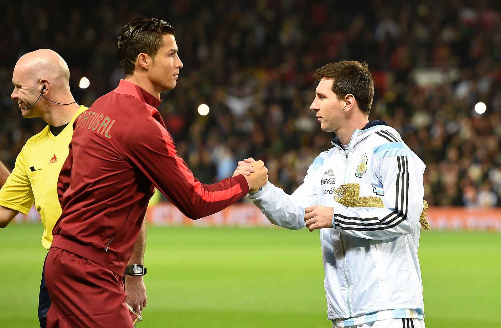 RIVALOVÉ. Ve sportu jde při podávání si rukou také o respekt k soupeři. Fotbalové superhvězdy Ronaldo a Messi