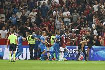 Na střet fanoušků s fotbalisty došlo letos i ve francouzské lize. Fanoušek Nice, který kopl fotbalistu Payeta, dostal roční podmínku.