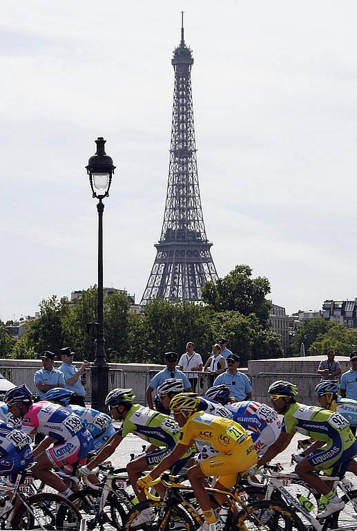 Cyklisté si mohli v poslední poklidné etapě Tour de France prohlédnout krásy francouzské metropole.