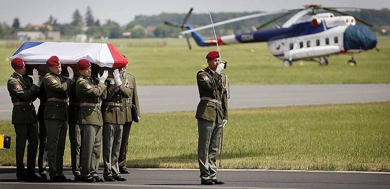 Smuteční ceremoniál doprovázel 5. června odpoledne přílet armádního letounu s ostatky vojáka, který zahynul 31. května v afghánské provincii Vardak. Na letišti v Praze-Kbelích se uskutečnil s vojenskými poctami.