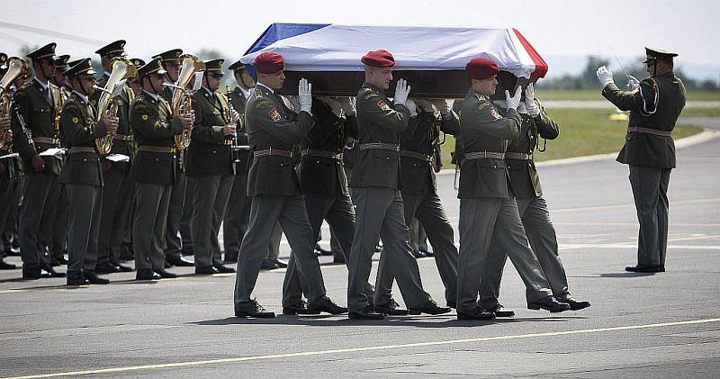 Smuteční ceremoniál doprovázel 5. června odpoledne přílet armádního letounu s ostatky vojáka, který zahynul 31. května v afghánské provincii Vardak. Na letišti v Praze-Kbelích se uskutečnil s vojenskými poctami.