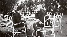 Prezident Tomáš Garrigue Masaryk s českou lékařkou Vlastou Kálalovou-di Lotti, specializující se na tropické nemoci.
