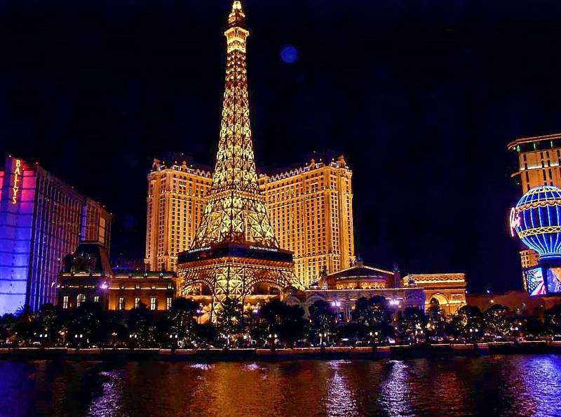 Hotel a kasino Paris v Las Vegas nabízí kopii Eiffelovy věže. Měří polovinu, co skutečná.