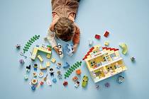 Se stavebnicí Rodinný dům 3 v 1 od LEGO® DUPLO® můžete děti hravě seznámit se světem kolem nich