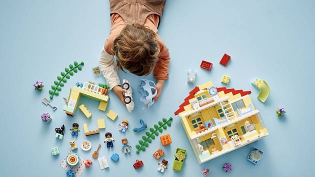 Se stavebnicí Rodinný dům 3 v 1 od LEGO® DUPLO® můžete děti hravě seznámit se světem kolem nich