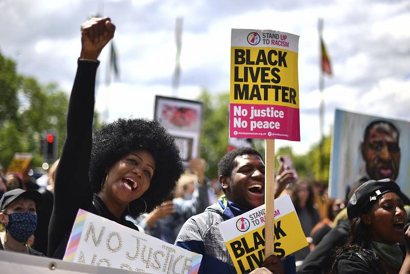 Kromě radikálů vyšli do ulic Londýna také lidé, kteří chtějí podpořit demonstranty v USA a bojovat za práva černochů.