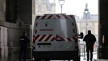 Policie evakuovala prostor kolem Louvre, kde chtěl slavit Emmanuel Macron