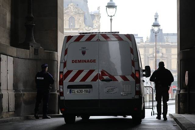 Policie evakuovala prostor kolem Louvre, kde chtěl slavit Emmanuel Macron