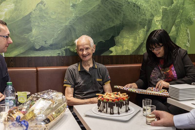 Že je práce v McDonald´s jen pro studenty? To dávno neplatí. Důkazem je i nejstarší brigádník řetězce, jubilant Jindřich Kochrda.