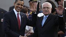 Prezident ČR Václav Klaus a prezident USA Barack Obama se vítají na ruzyňském letišti