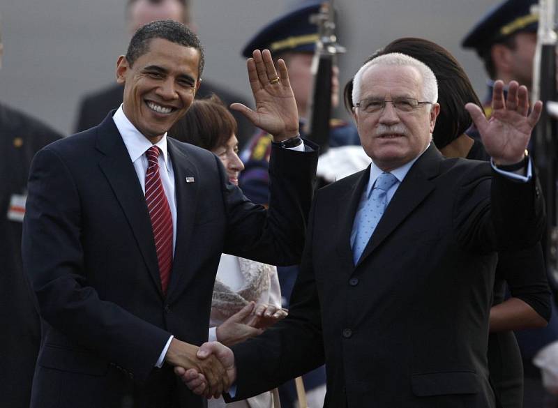 Prezident ČR Václav Klaus a prezident USA Barack Obama se vítají na ruzyňském letišti