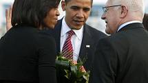 Prezident ČR Václav Klaus předává na ruzyňském letišti květinu manželce prezidenta USA Baracka Obamy Michelle