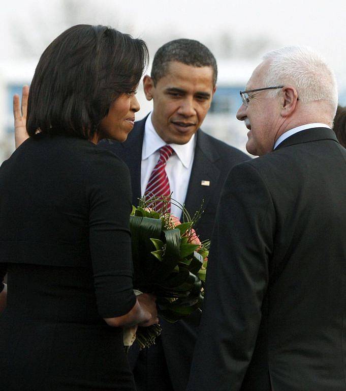 Prezident ČR Václav Klaus předává na ruzyňském letišti květinu manželce prezidenta USA Baracka Obamy Michelle