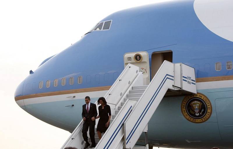 Barack Obama vystupuje s manželkou Michelle z Air Force One na ruzyňském letišti