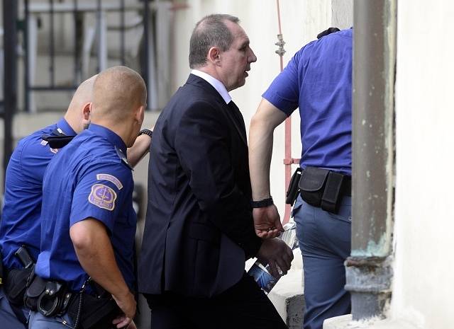 Jeden z obviněných Petr Kott s eskortou vchází do budovy Krajského soudu v Praze.