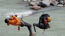 Tirolský traverz využívají zkušení horolezci. Takovým způsobem dopravovali týmy záchranářů pytle s ostatky cestujících z letadla společnosti United Airlines, které narazilo do skalní zdi Grand Canyonu po srážce s jiným letadlem. Jelikož trosky dopadly do 