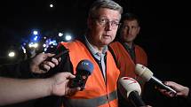 Ministr průmyslu a obchodu a dopravy Karel Havlíček hovoří s novináři na místě železniční nehody