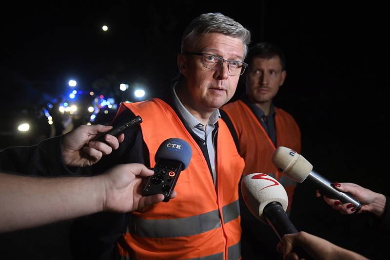 Ministr průmyslu a obchodu a dopravy Karel Havlíček hovoří s novináři na místě železniční nehody